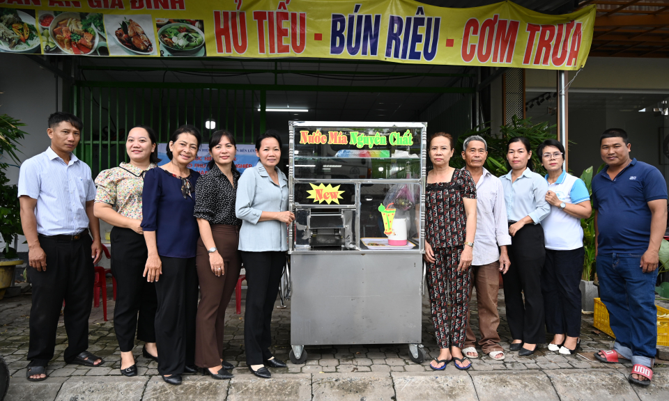 Bến Lức tặng xe nước mía cho phụ nữ khởi nghiệp