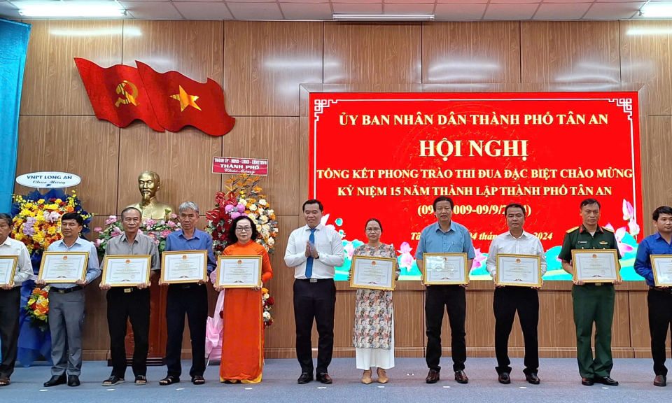 Thành phố Tân An khen thưởng phong trào thi đua đặc biệt  chào mừng 15 năm thành lập thành phố