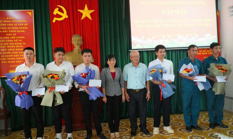 Cần Giuộc gặp mặt thí sinh trúng tuyển vào các trường Quân đội năm 2024