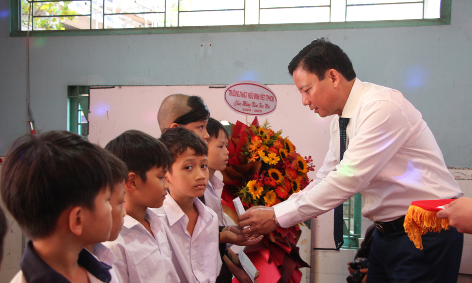 Phó Chủ tịch UBND tỉnh Long An dự Khai giảng năm học mới tại Thủ Thừa