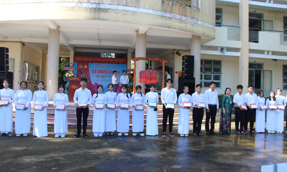  Phó Trưởng Đoàn ĐBQH đơn vị tỉnh Long An dự Khai giảng năm học mới tại Trường THPT Mỹ Lạc