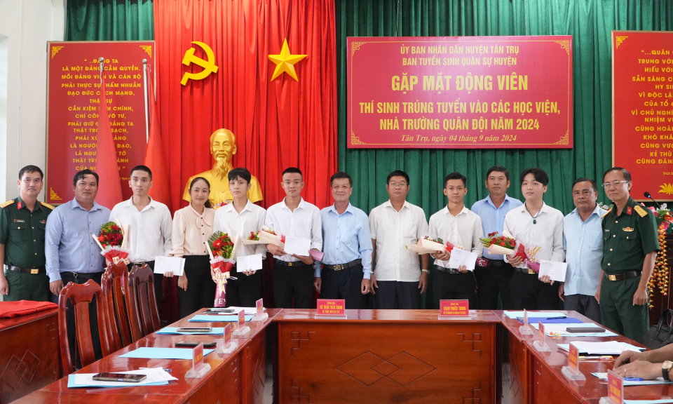 Tân Trụ gặp mặt thí sinh trúng tuyển vào các trường trong quân đội năm 2024