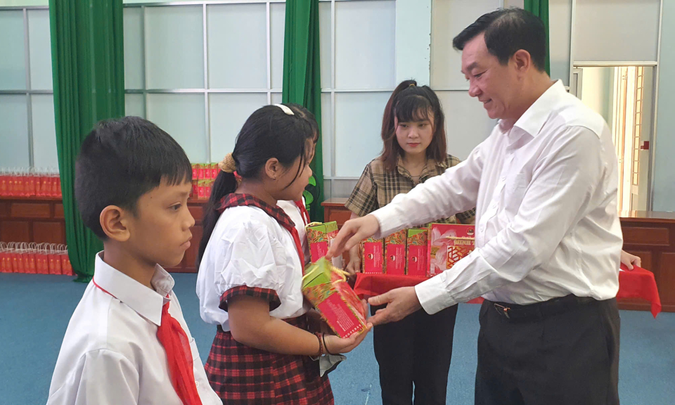 Giám đốc Công an tỉnh tặng quà trung thu cho trẻ em huyện Tân Thạnh