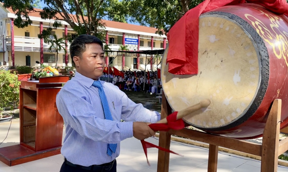 Trưởng ban Nội chính Tỉnh ủy dự Lễ khai giảng năm mới tại Trường THPT Tân Hưng