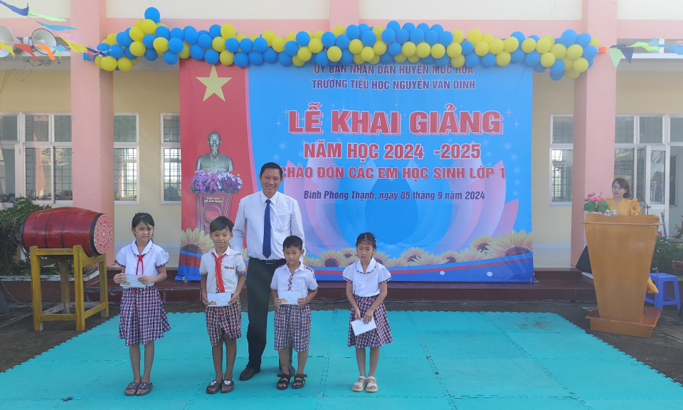 Mộc Hóa các trường khai giảng năm học mới