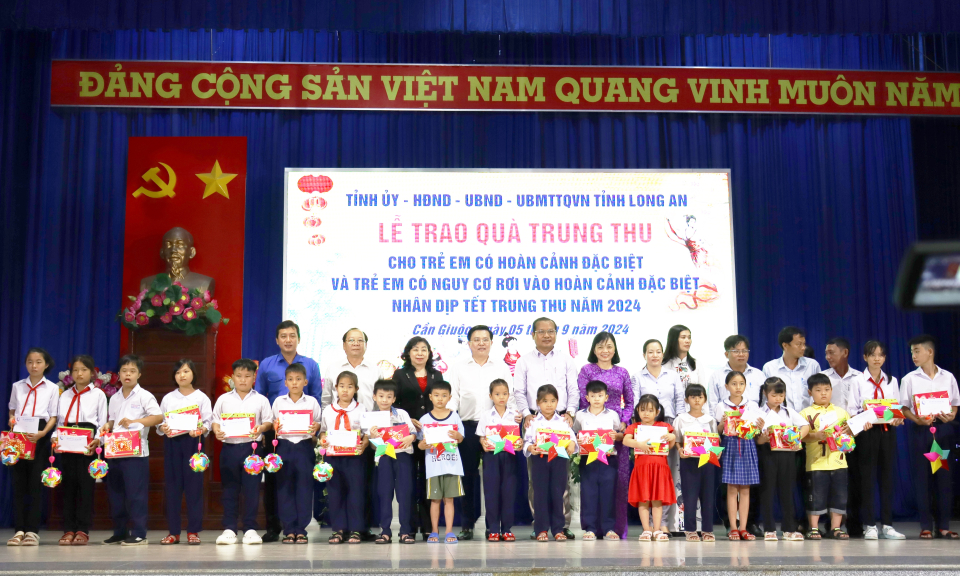 Lãnh đạo tỉnh tặng quà trung thu cho trẻ em tại huyện Cần Giuộc