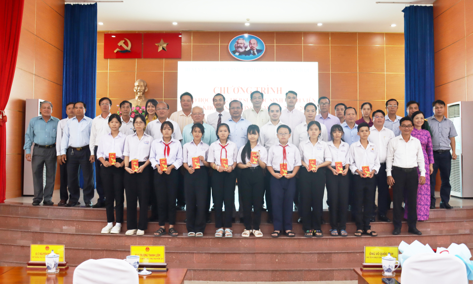 Cần Giuộc trao 132 suất học bổng cho học sinh - sinh viên