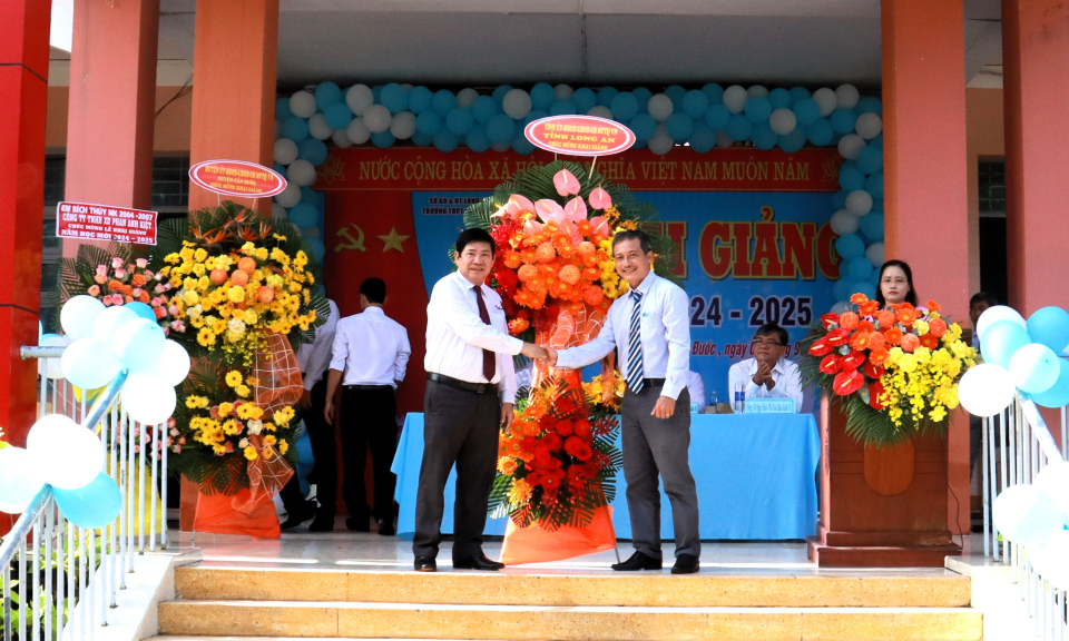 Cần Đước khai giảng năm học mới