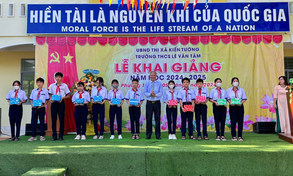 Kiến Tường: 4. 345 học sinh trên địa bàn thị xã khai giảng năm học mới 2024 - 2025.
