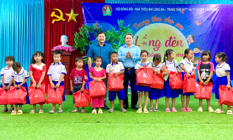 Nhà Thiếu nhi tỉnh tổ chức trung thu tại Tân Hưng