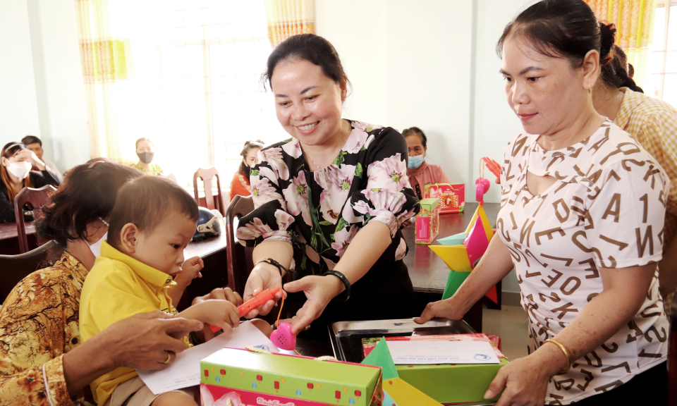 Chủ tịch Ủy ban Mặt trận Tổ quốc tỉnh tặng quà trung thu cho trẻ em nghèo Cần Đước
