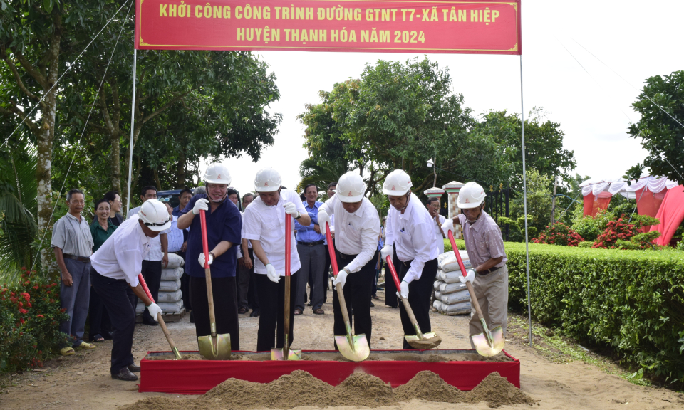 Thạnh Hóa khởi công công trình đường giao thông nông thôn