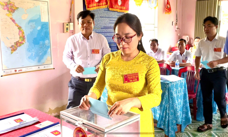  Đại hội Đảng Chi bộ ấp Bưng Ràm, xã Hưng Điền B, huyện Tân Hưng 