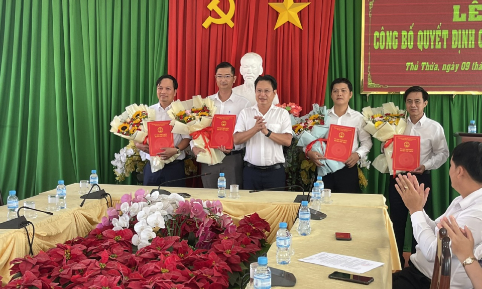 Thủ Thừa công bố quyết định công tác cán bộ