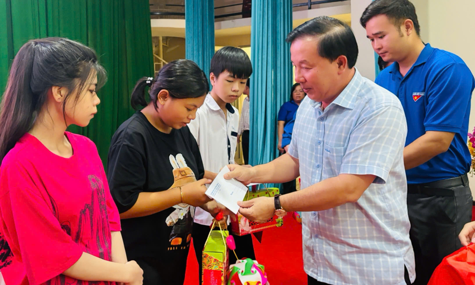 Chủ tịch UBND tỉnh tặng quà trung thu cho trẻ em Đức Hòa