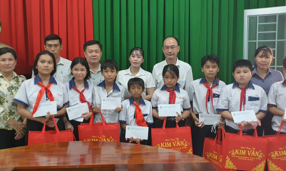 Chủ tịch UBND huyện Tân Thạnh tặng quà trung thu cho trẻ em khó khăn