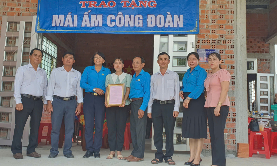 Liên đoàn Lao động tỉnh tặng Mái ấp Công đoàn tại huyện Tân Thạnh