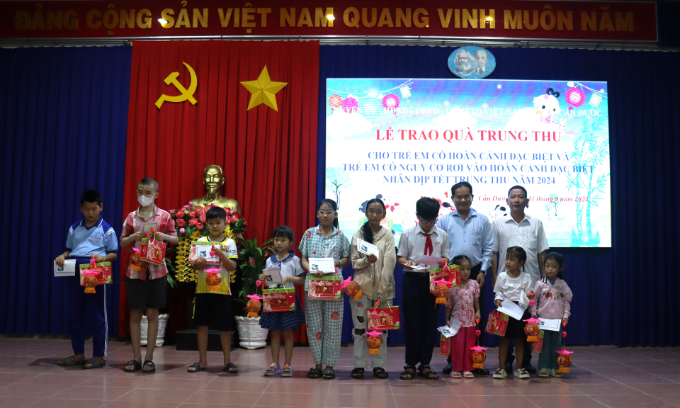 Lãnh đạo huyện Cần Đước trao quà trung thu cho trẻ em