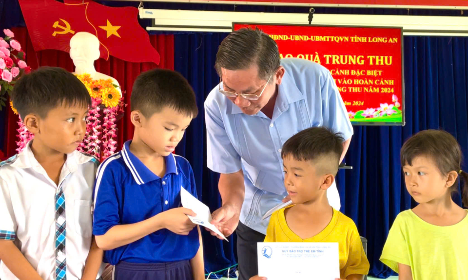 Ông Nguyễn Thành Vững tặng quà trung thu cho trẻ em huyện Tân Hưng