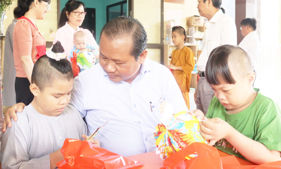 Lãnh đạo huyện Cần Giuộc tặng quà trung thu cho trẻ em mồ côi