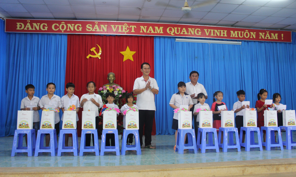 Đức Huệ tặng quà cho học sinh biên giới có hoàn cảnh khó khăn