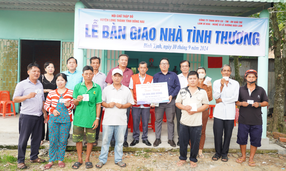 Tân Trụ trao nhà Tình thương và tặng thẻ BHYT cho hộ có hoàn cảnh khó khăn
