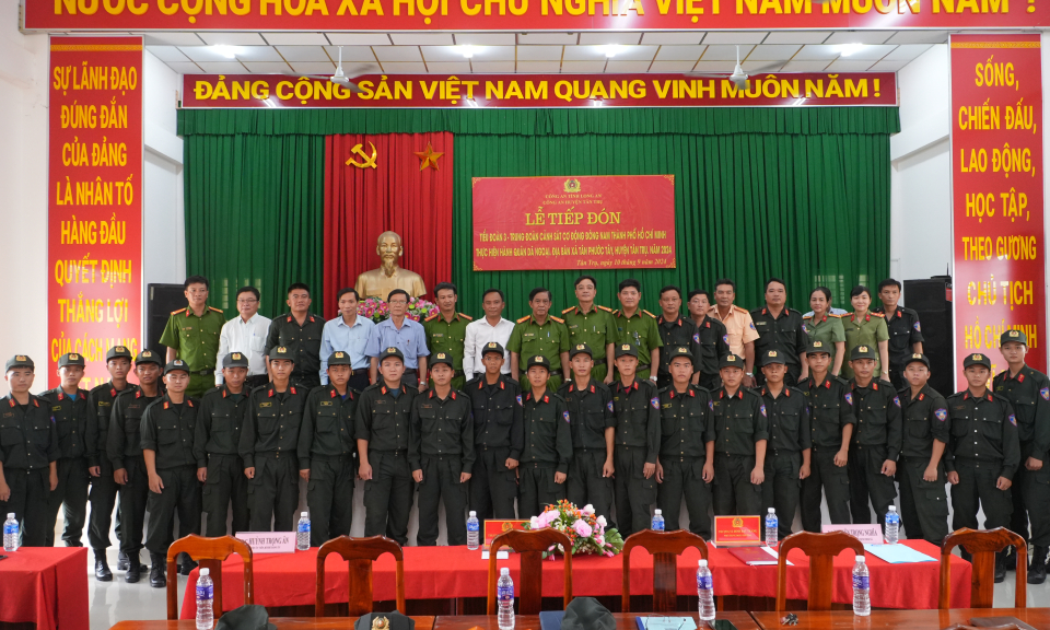 Cảnh sát cơ động hành quân dã ngoại tại Tân Trụ