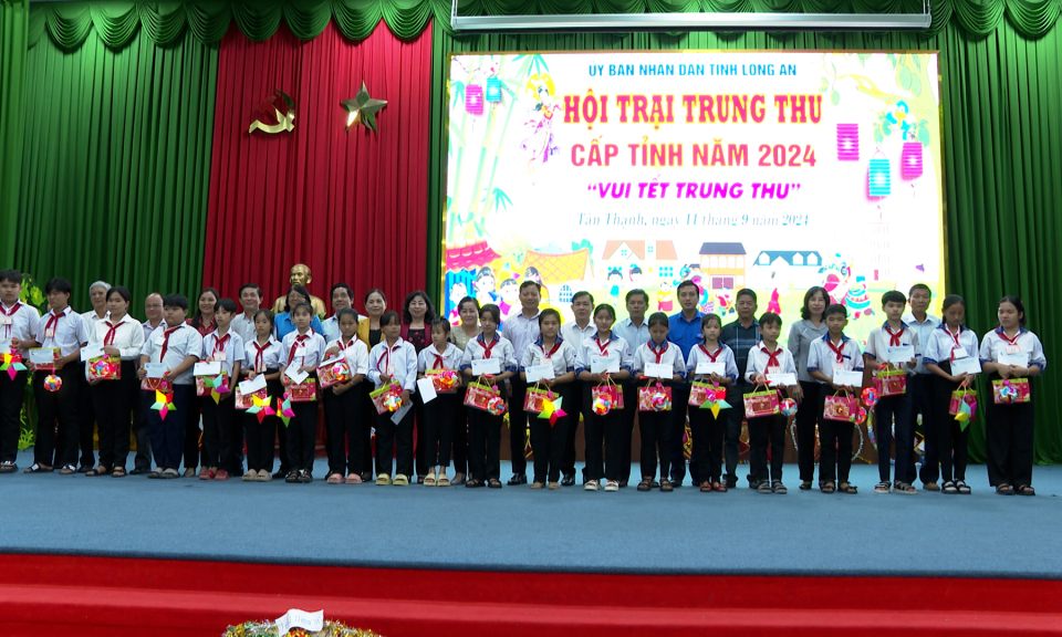 Hội trại Trung thu ấm lòng trẻ em có hoàn cảnh đặc biệt