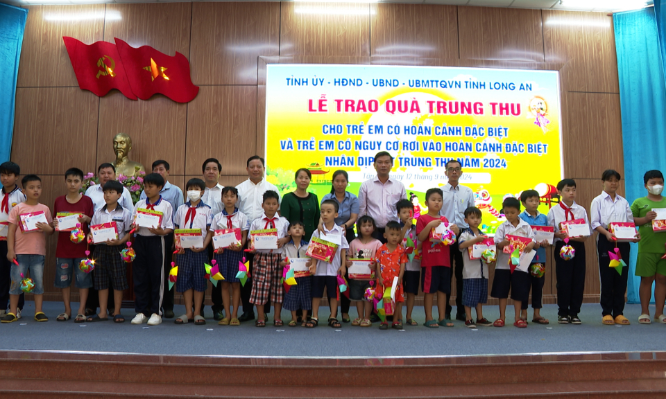 Lãnh đạo tỉnh tặng quà trung thu cho trẻ em tại thành phố Tân An