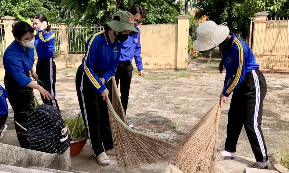 Tân Hưng đồng loạt ra quân chăm sóc công trình ghi công Liệt sĩ