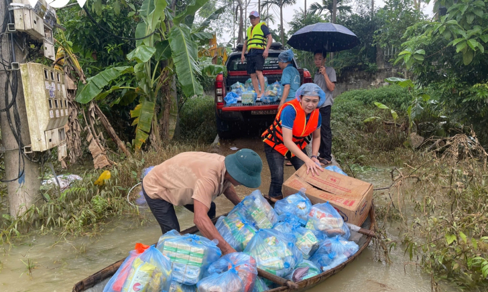 Thủ tướng: Đảm bảo hàng hóa thiết yếu cho dân, xử lý hành vi lợi dụng thiên tai để vụ lợi