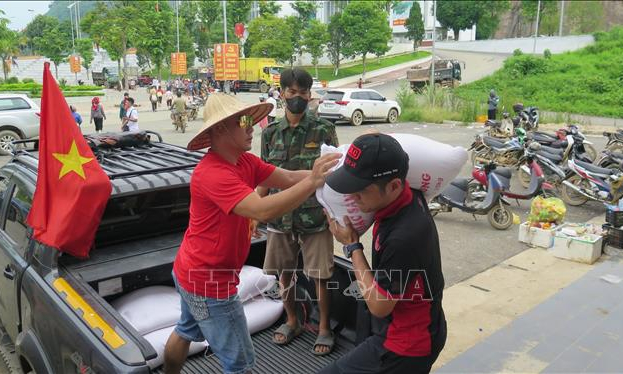 Thăm hỏi, động viên, hỗ trợ người dân vùng lũ Lào Cai