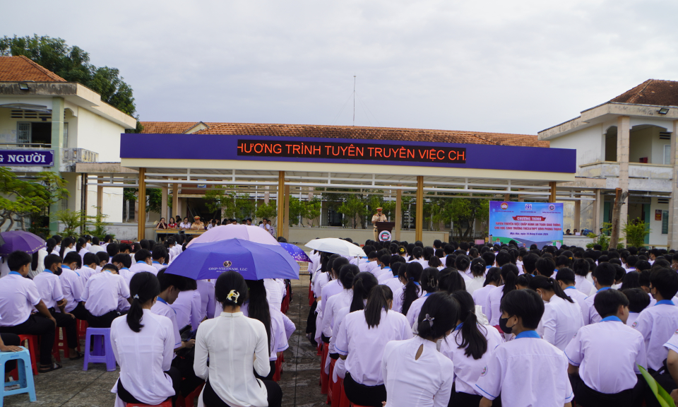 Mộc Hóa tuyên truyền an toàn giao thông cho học sinh 