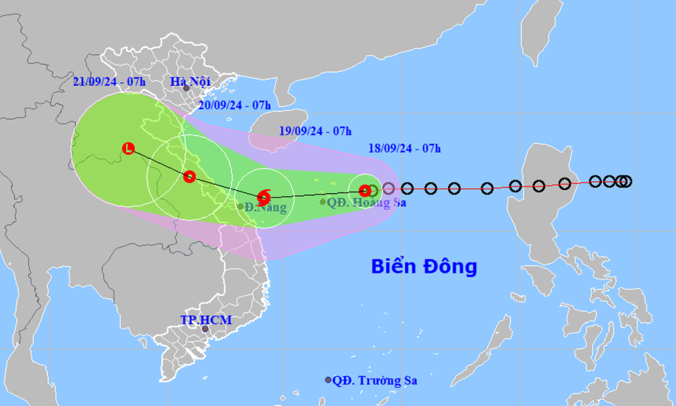 Áp thấp nhiệt đới hướng vào vùng biển Quảng Trị - Đà Nẵng, miền Trung đang mưa to