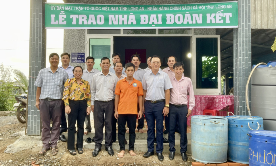 Tân Hưng trao tặng nhà Đại đoàn kết cho hộ có hoàn cảnh khó khăn