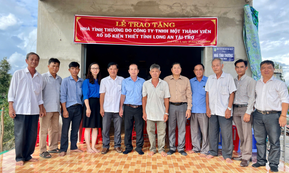 Tân Hưng trao tặng 4 căn nhà Tình thương cho hộ nghèo