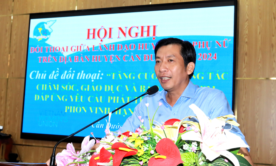 Lãnh đạo huyện Cần Đước đối thoại với hội viên phụ nữ 