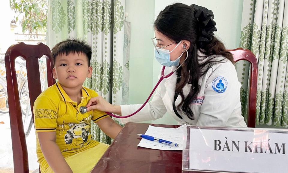 Khám bệnh, cấp thuốc miễn phí và tặng quà cho trẻ em tại huyện Châu Thành