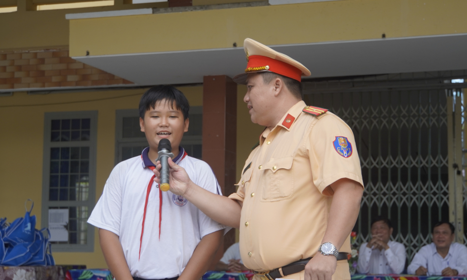 Tuyên truyền an toàn giao thông cho học sinh trường THCS Tân Lập