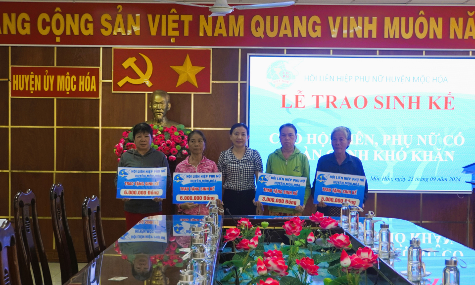 Mộc Hóa trao sinh kế cho hội viên, phụ nữ có hoàn cảnh khó khăn 