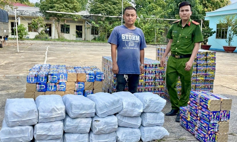 “Vận chuyển hàng cấm” - 2 bị cáo lĩnh án 7 năm tù giam