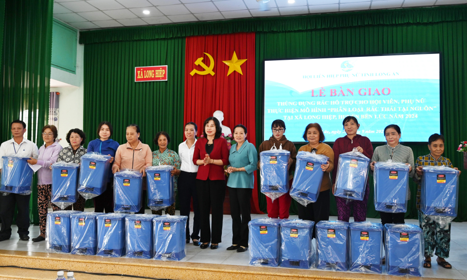Phụ nữ Long An hỗ trợ 220 thùng rác cho người dân phân loại rác tại nguồn