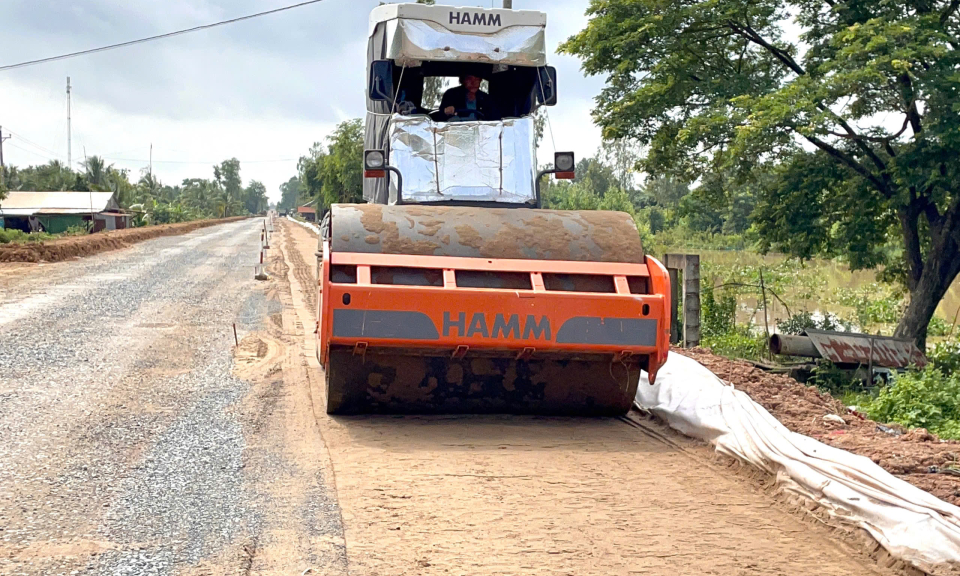 Đường tỉnh 819 qua địa bàn huyện Tân Hưng đang khẩn trương thi công
