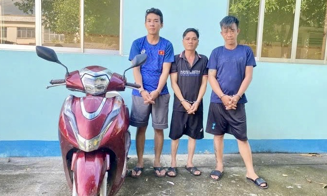 Tân Hưng tạm giữ hình sự 3 đối tượng để điều tra về hành vi cướp tài sản