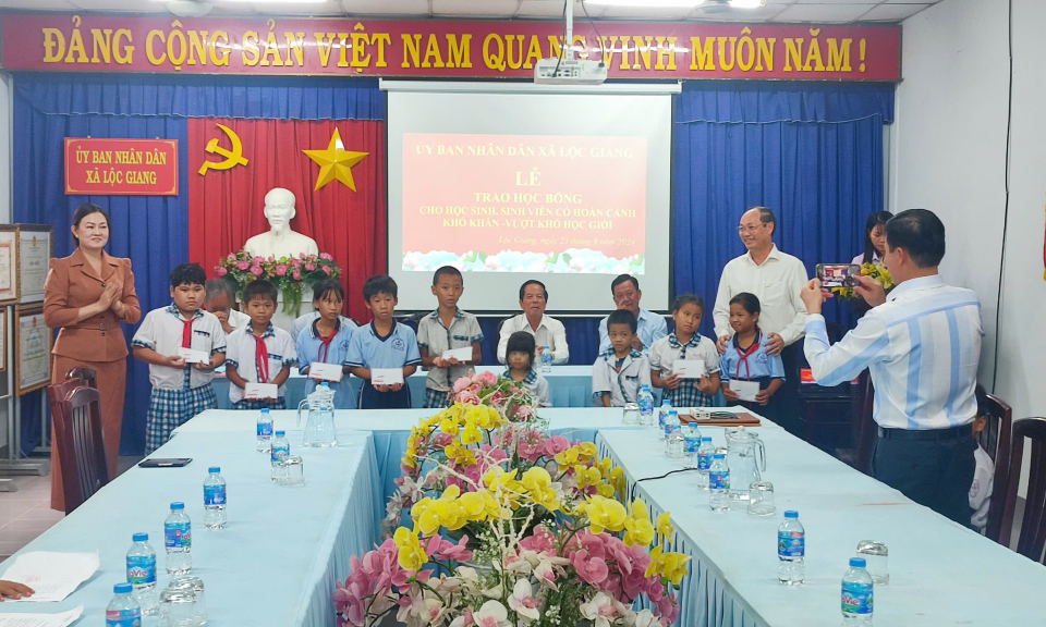 Đức Hòa trao 63 suất học bổng cho học sinh, sinh viên có hoàn cảnh khó khăn