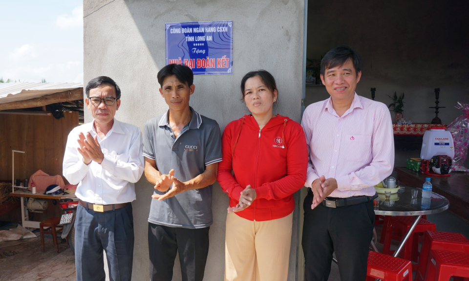 Mộc Hóa bàn giao 2 nhà Đại đoàn kết 