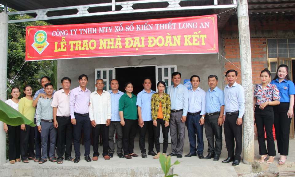 Ủy ban MTTQ Việt Nam huyện Thủ Thừa trao tặng 3 căn nhà Đại đoàn kết