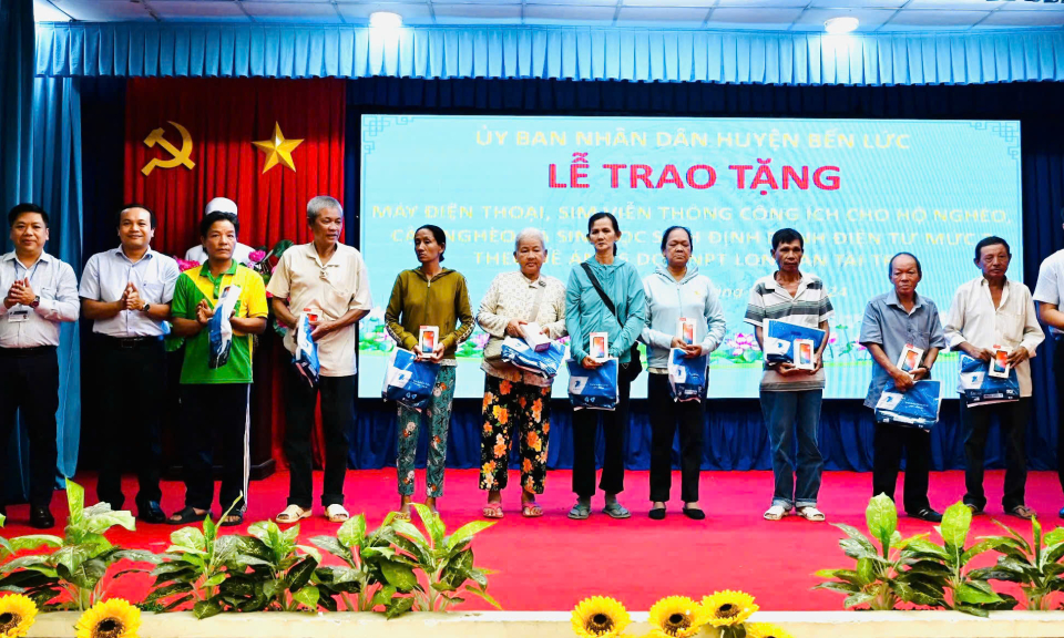 Bến Lức: VNPT Long An trao tặng máy điện thoại và sim viễn thông cho hộ nghèo
