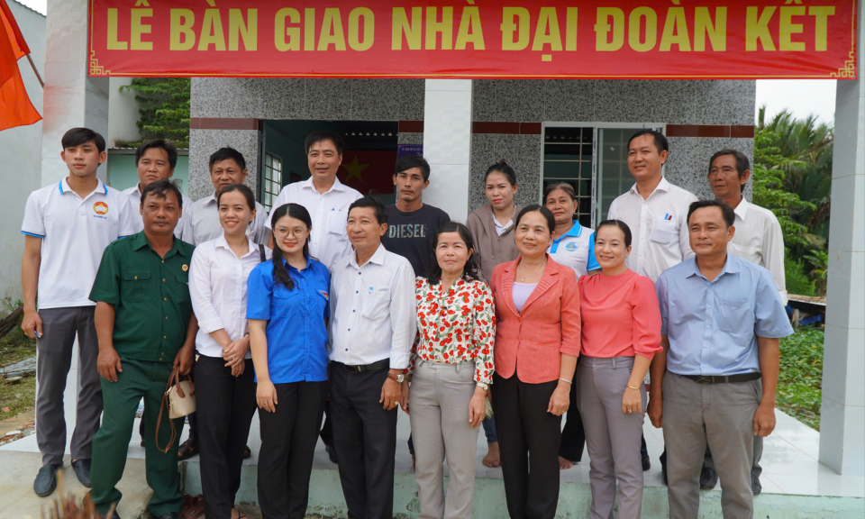 Ủy ban Mặt trận tổ quốc Việt Nam tỉnh tặng nhà Đại đoàn kết tại huyện Cần Giuộc