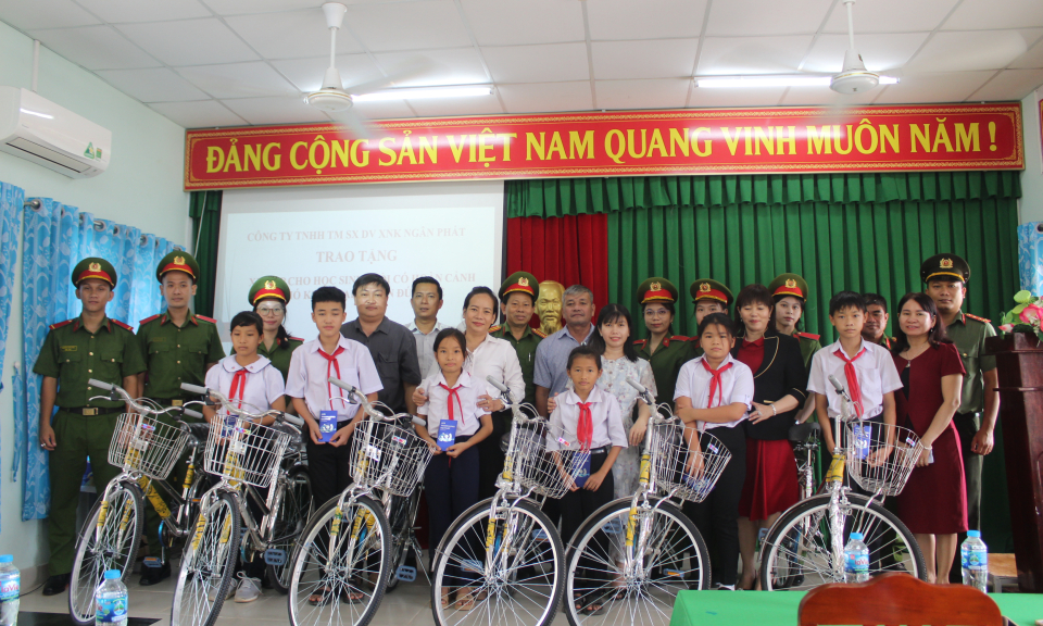 Đức Huệ trao 30 chiếc xe đạp cho học sinh khó khăn